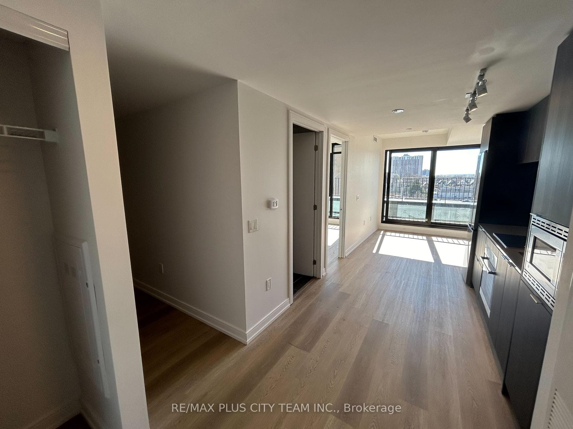 1 Jarvis Street Unit 527 photo 29