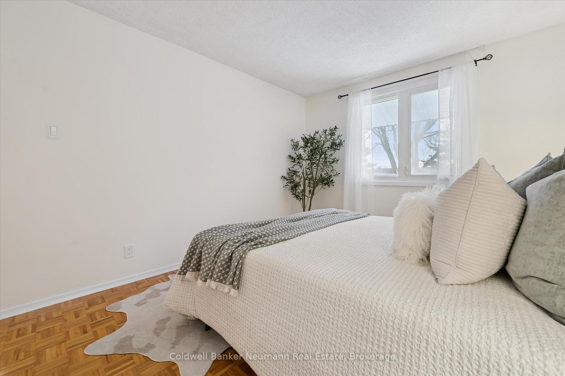 150 Applewood Crescent photo 15