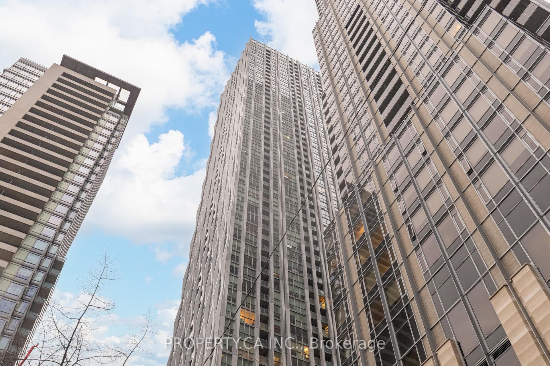 1 Yorkville Avenue Unit 1710 photo 2