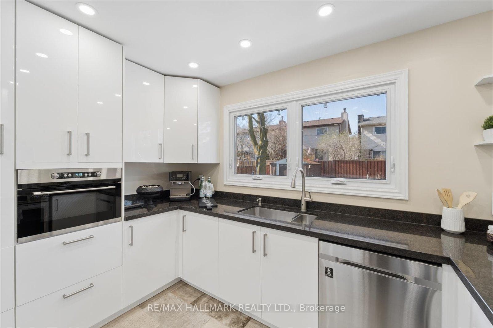 1156 Gloucester Square photo 13