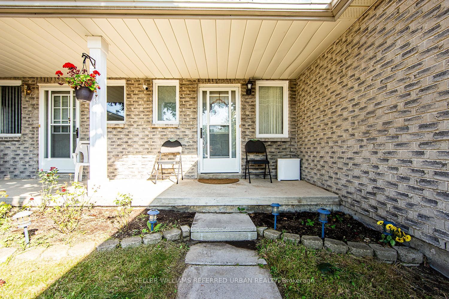 1047 Attersley Drive photo 3