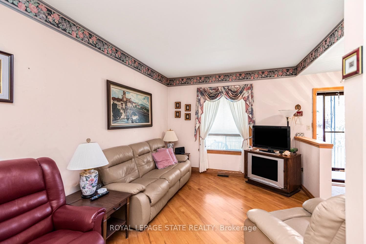 538 Hughson Street photo 8
