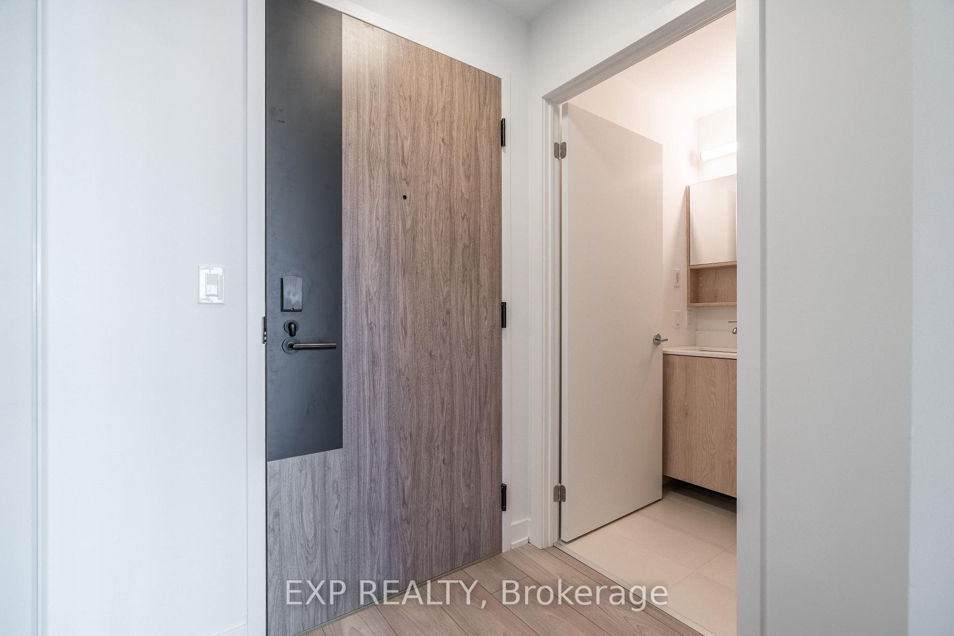 1007 The Queensway N/A Unit 508 photo 3