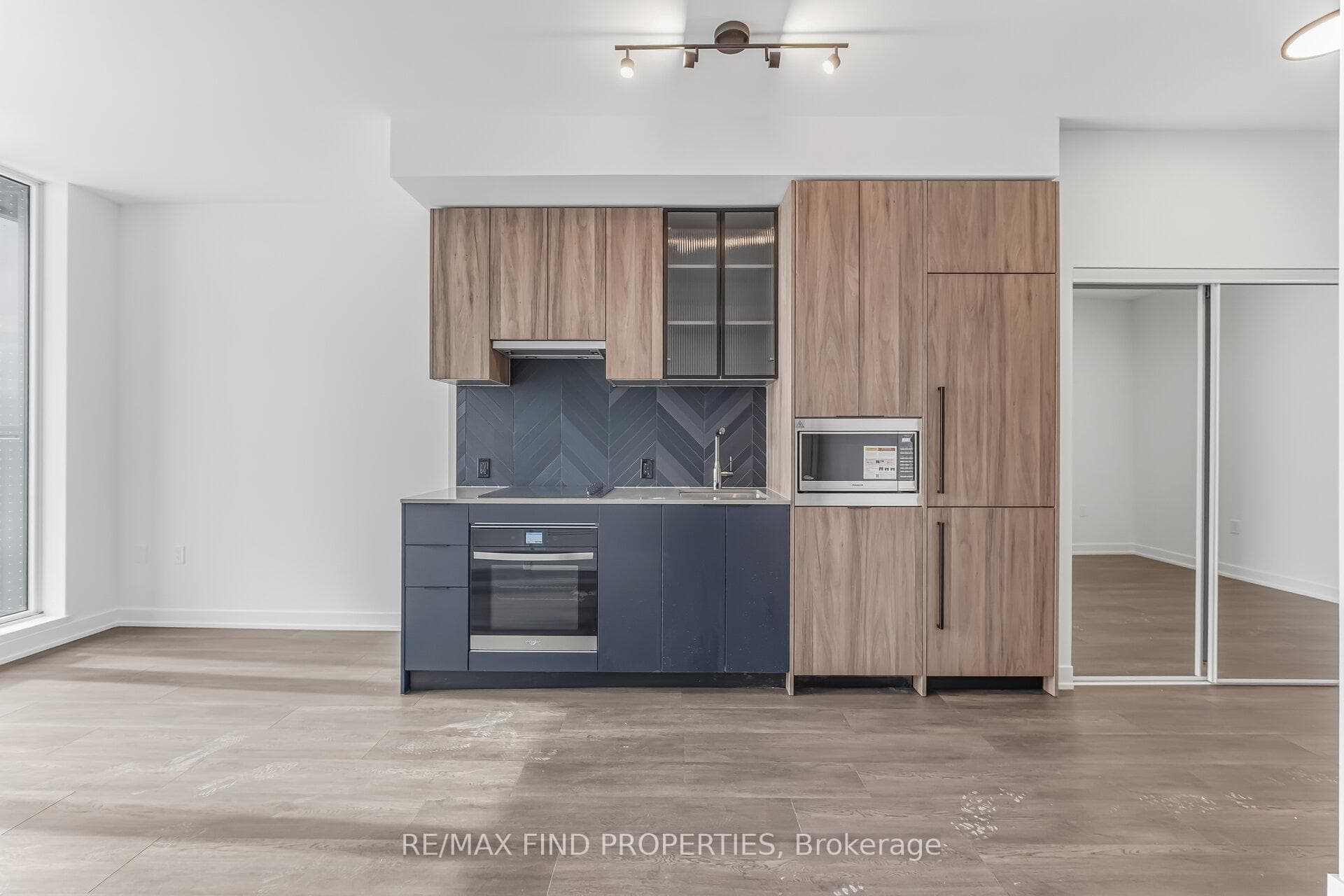 1037 The Queensway N/A Unit 203 photo 16
