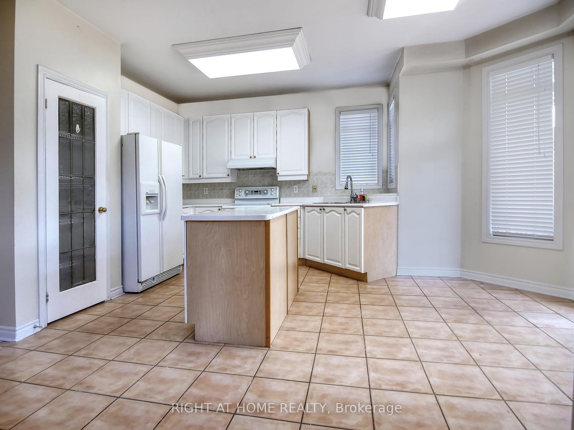 1828 Holbrook Court photo 4