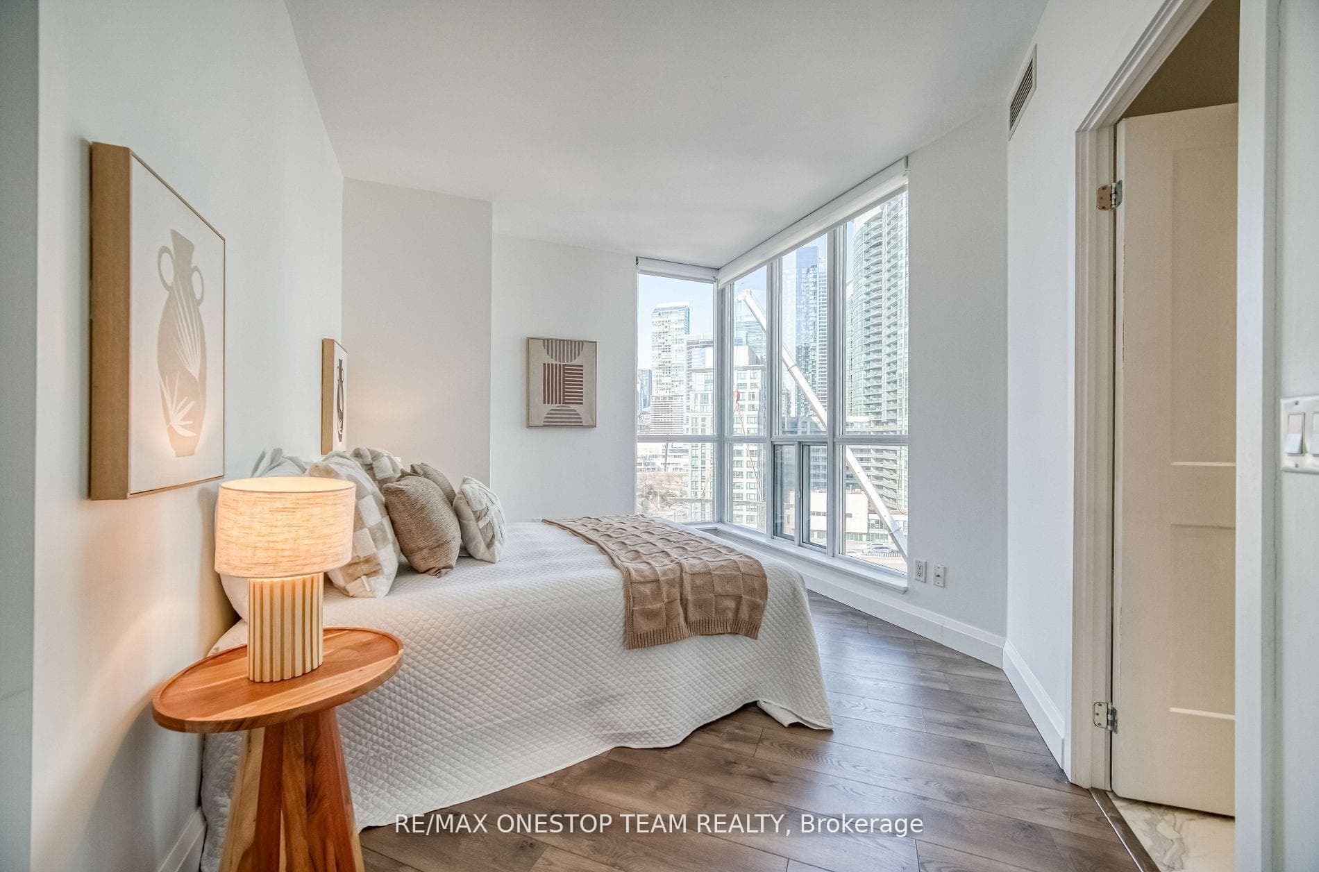 218 Queens Quay Unit 1002 photo 18