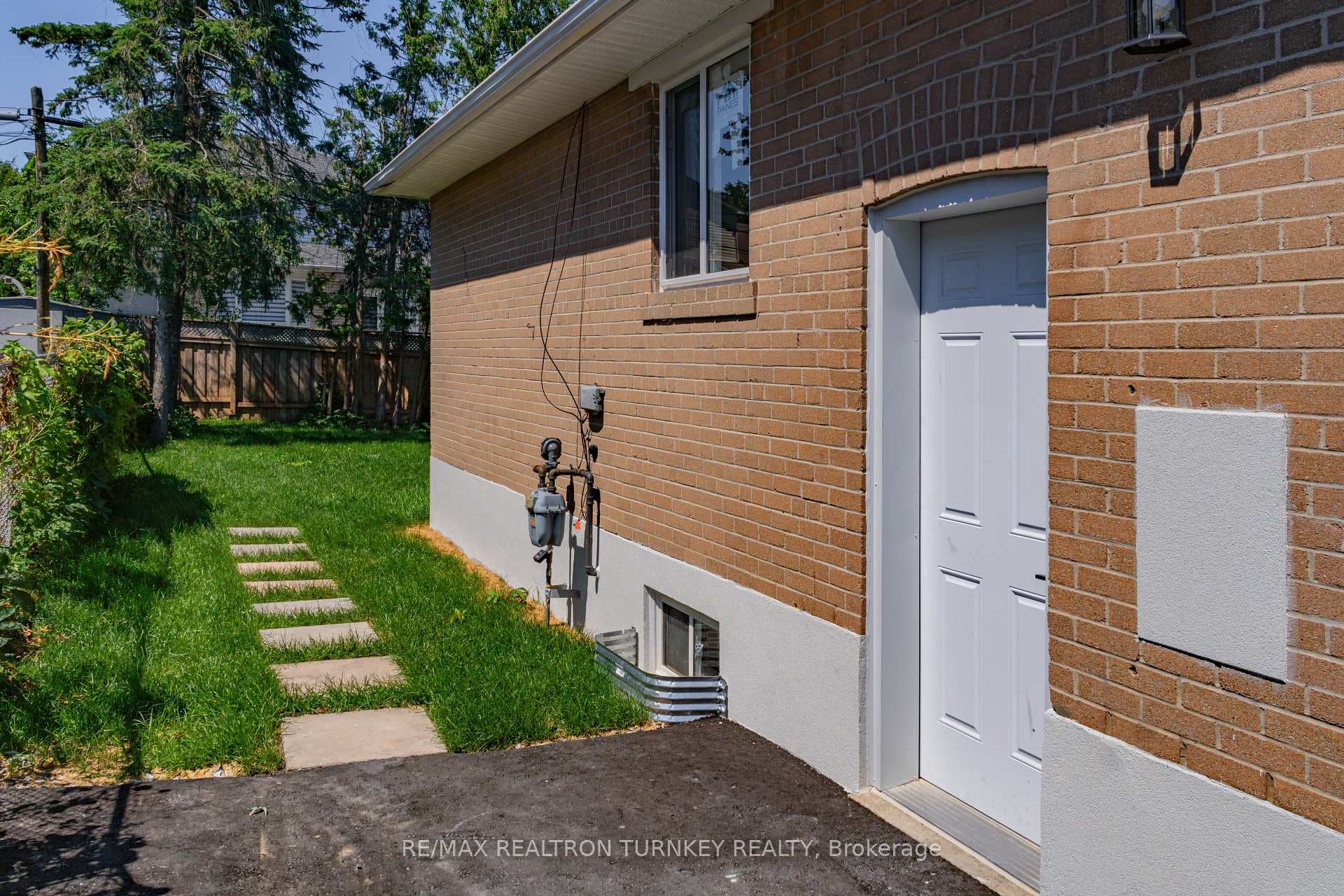 Separate Side Entrance to Lower Unit!