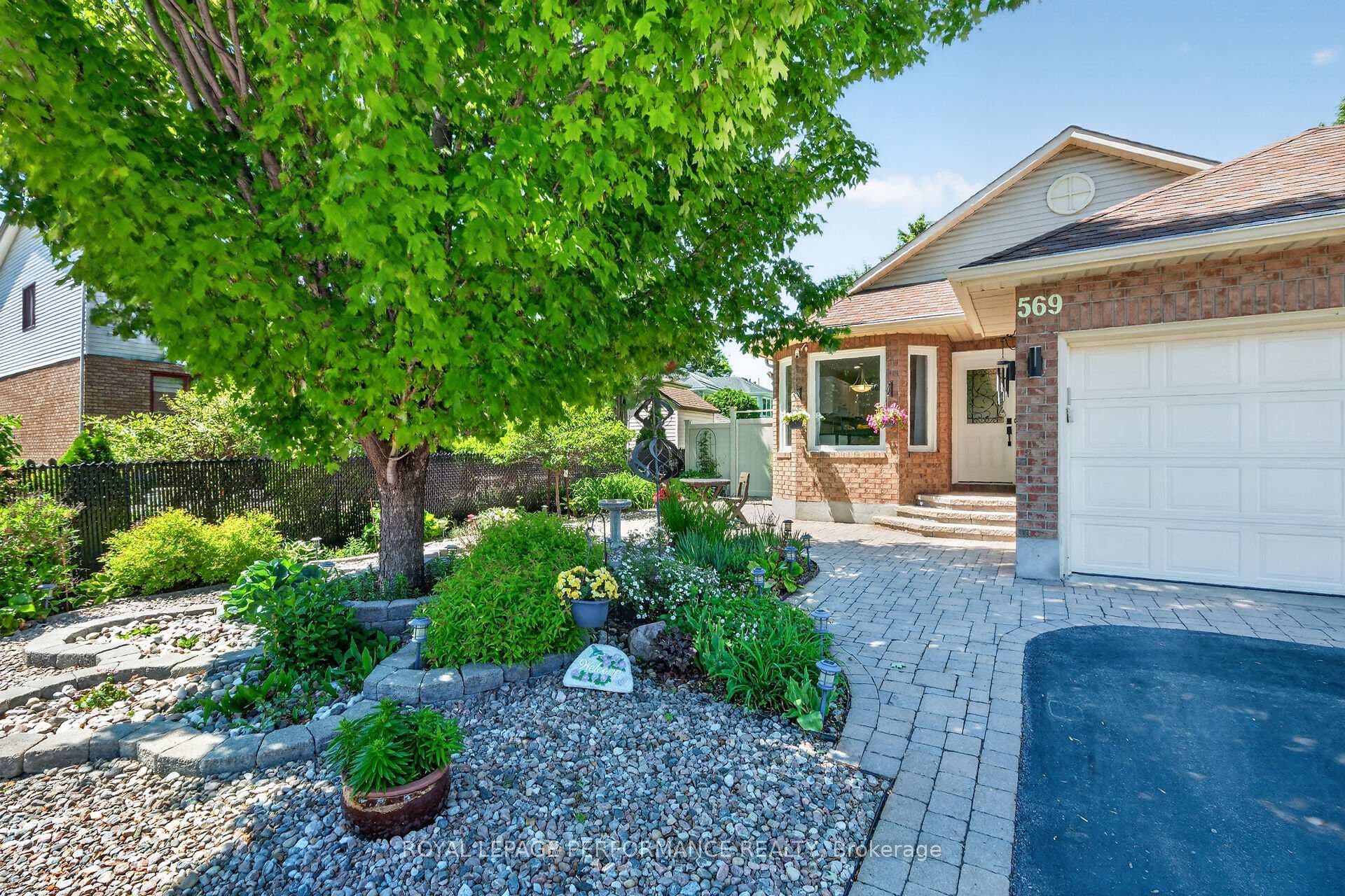 Set in the desirable community of Fallingbrook