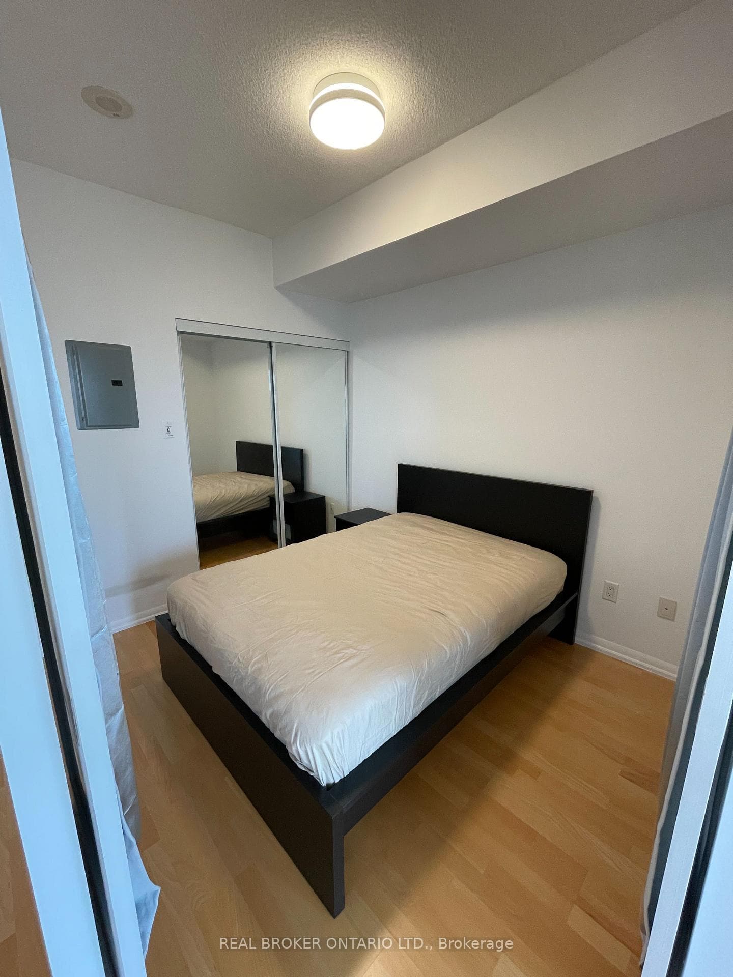 37 Grosvenor Street Unit 3105 photo 8