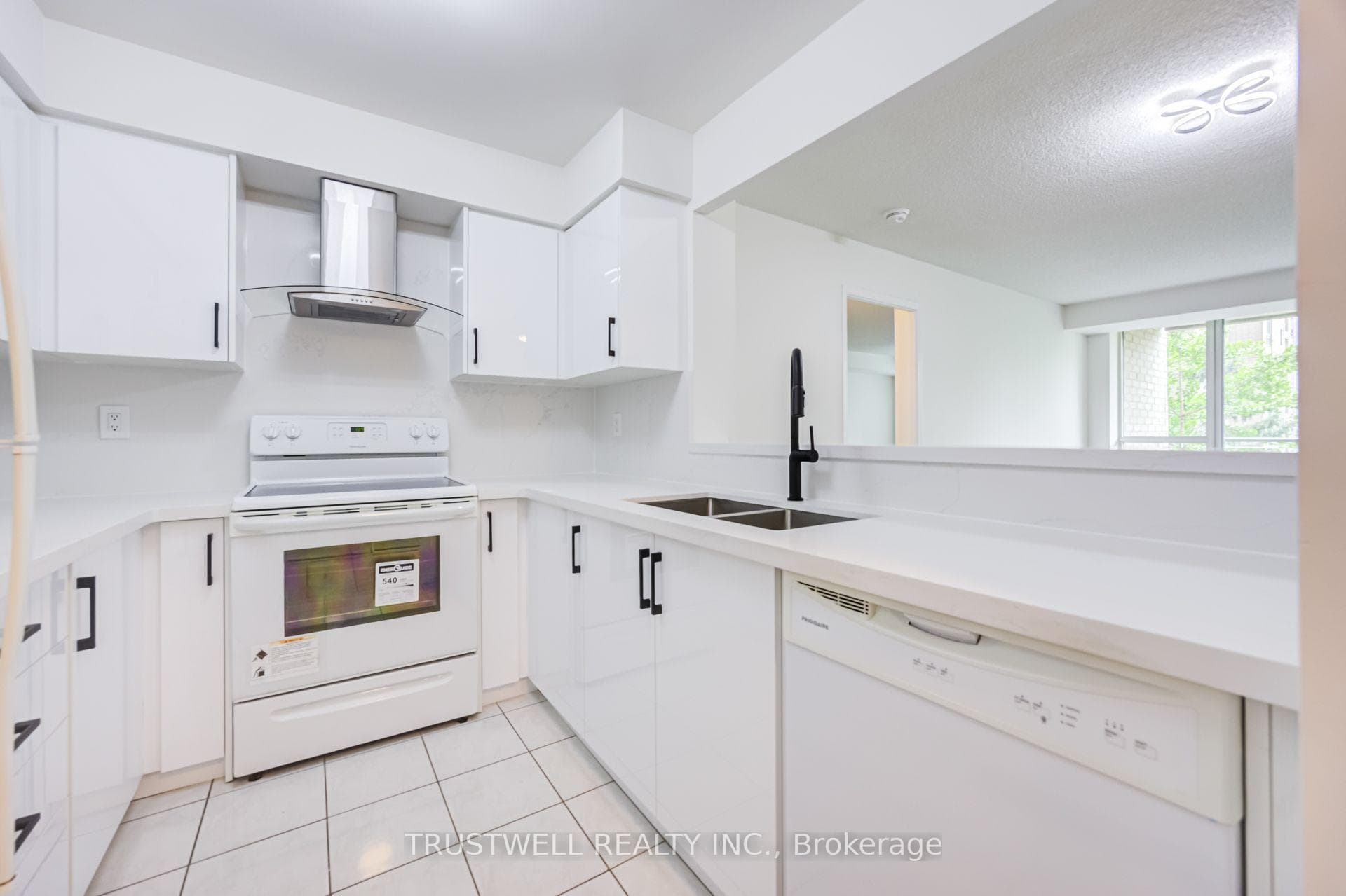 39 Pemberton Avenue Unit 401 photo 8