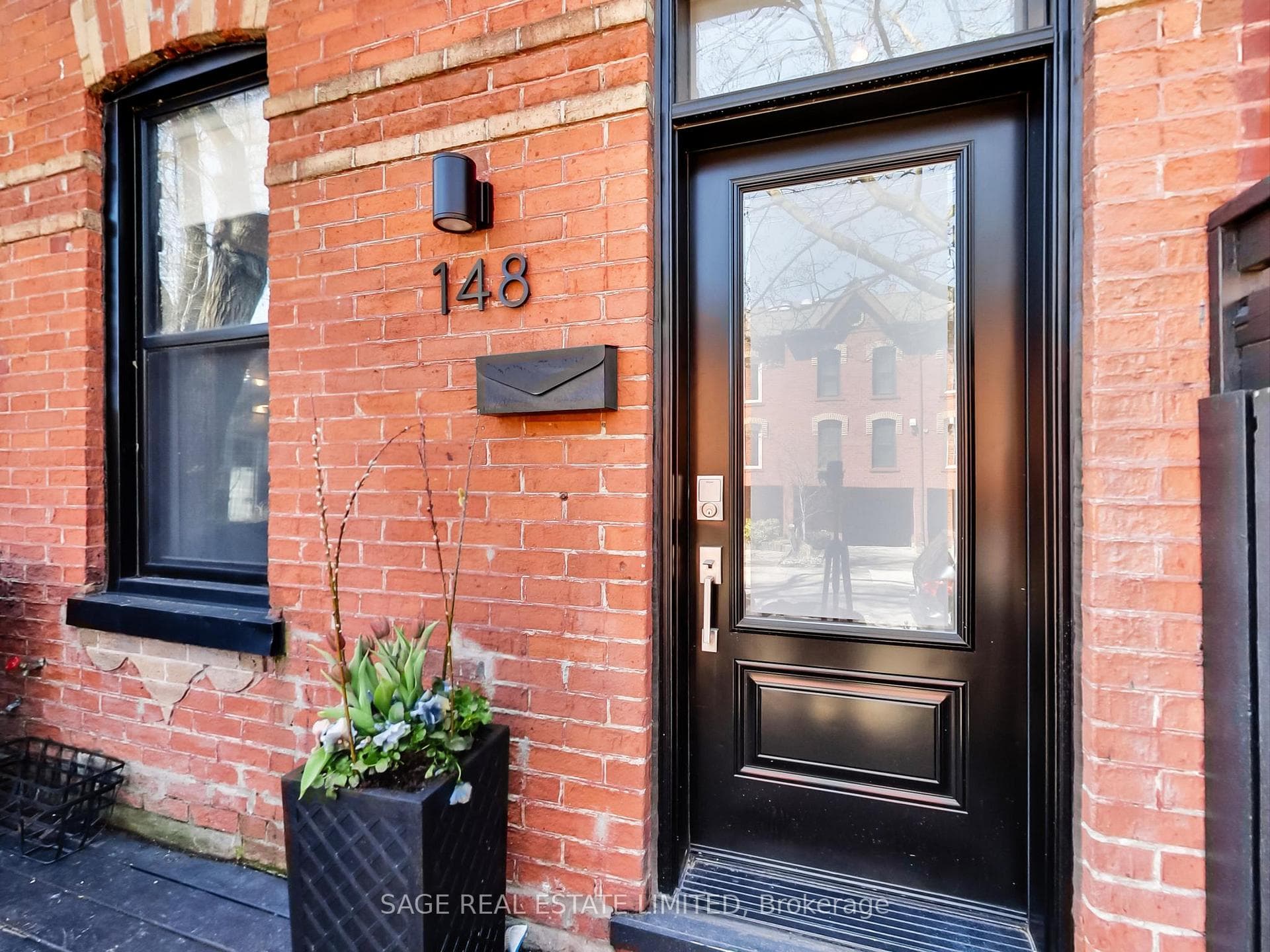 148 De Grassi Street photo 3
