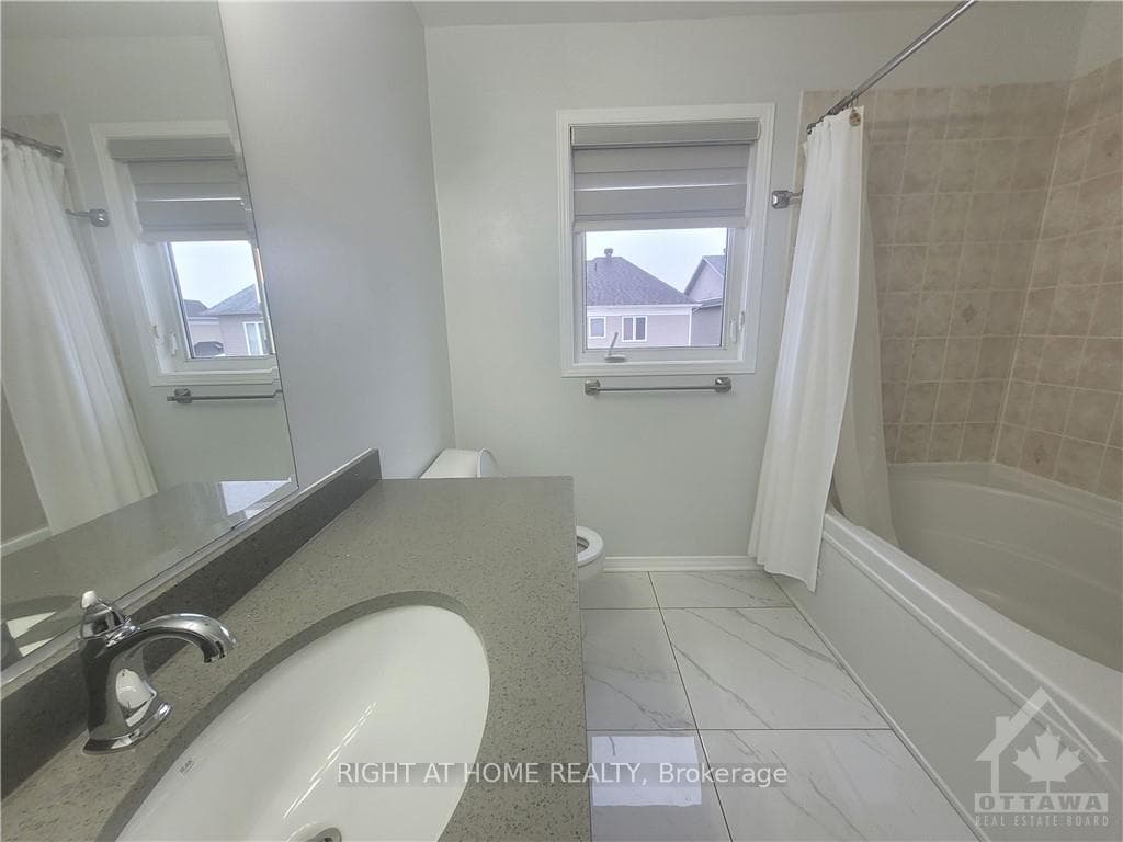 239 HIGHPOINTE Crescent photo 15