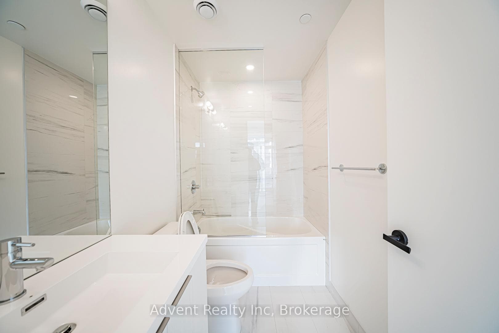 8 Interchange Way Unit 5512 photo 30
