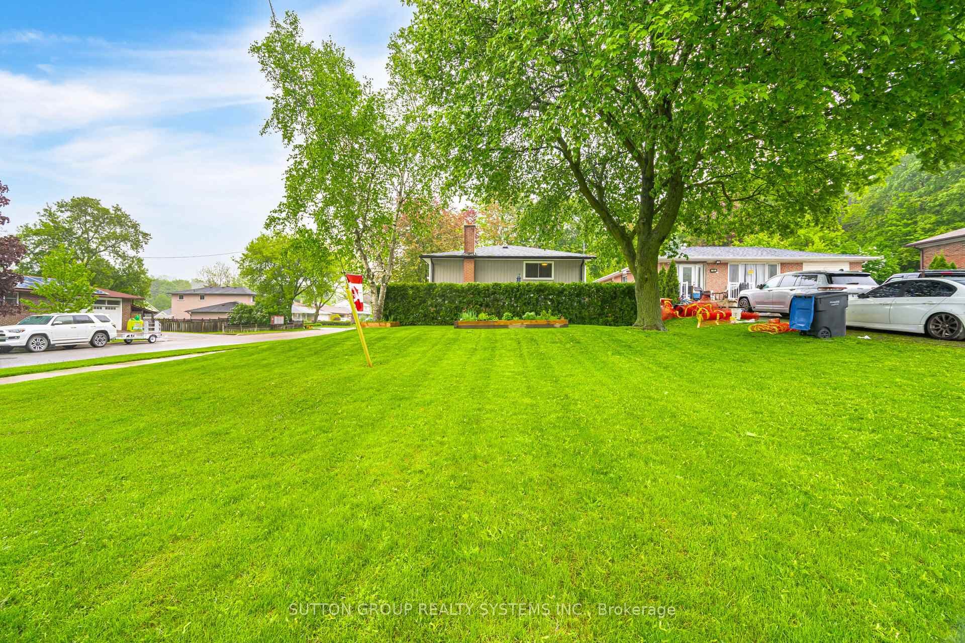175 Connaught Crescent photo 4
