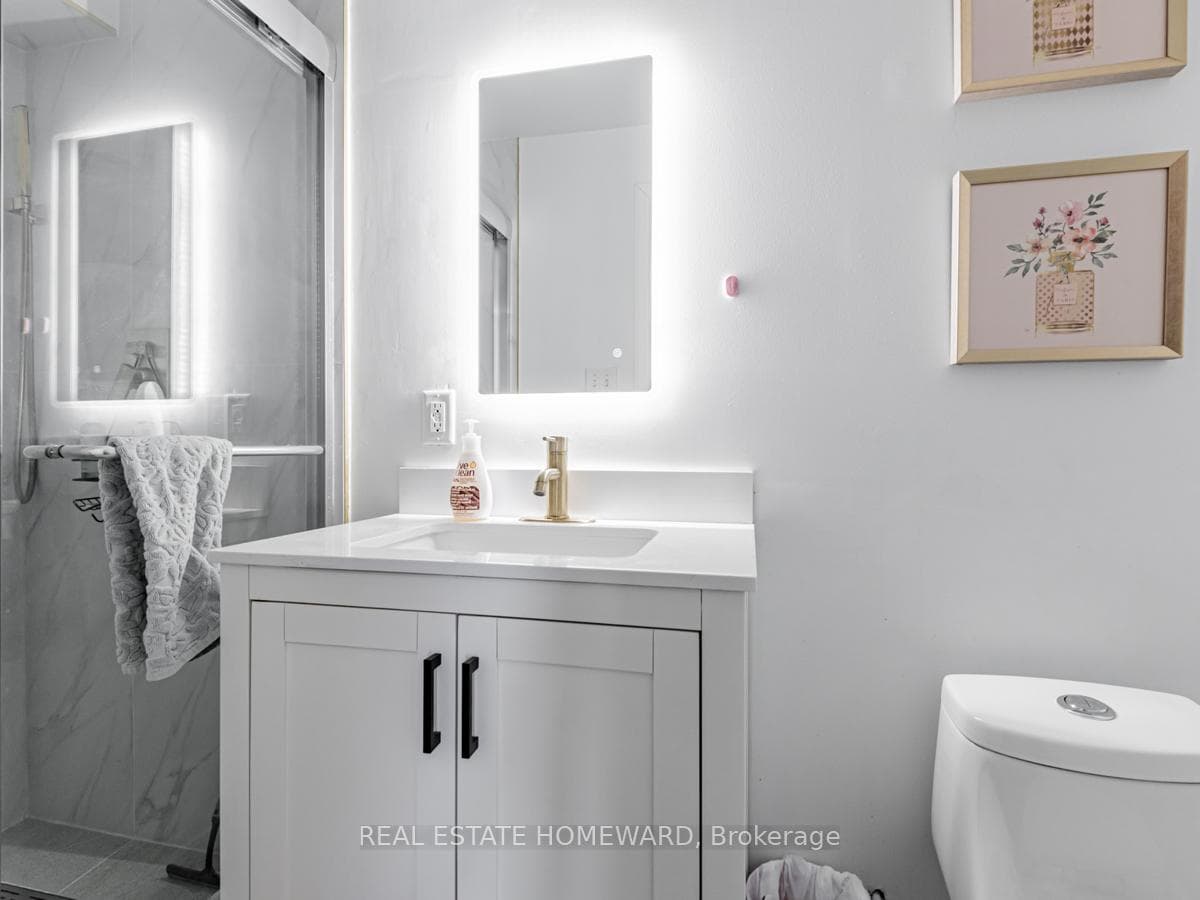 2033 Swan Street photo 29