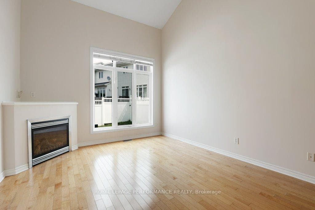 306 Waymark Crescent photo 20
