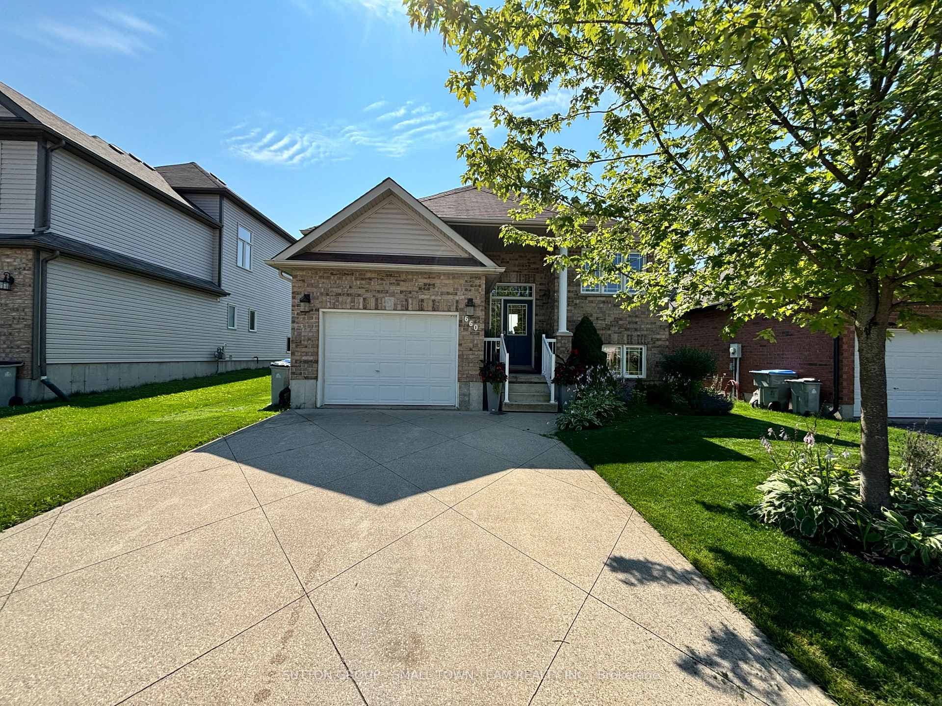 660 Reid Crescent photo 2