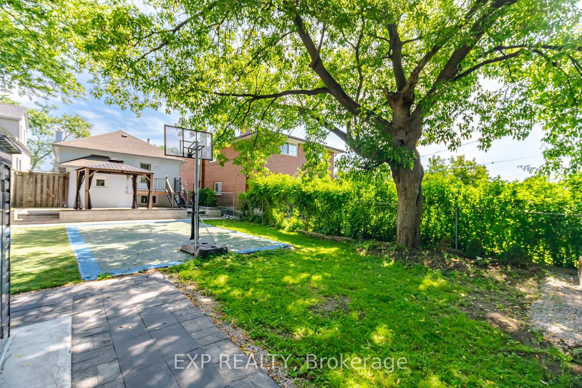1052 Alexandra Avenue photo 28