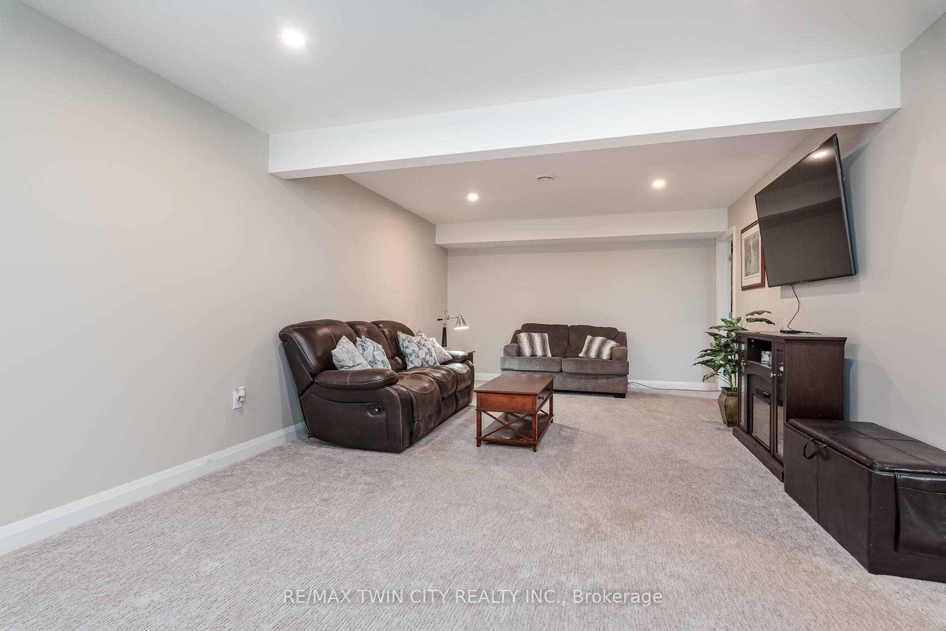 82 Rowe Avenue photo 28