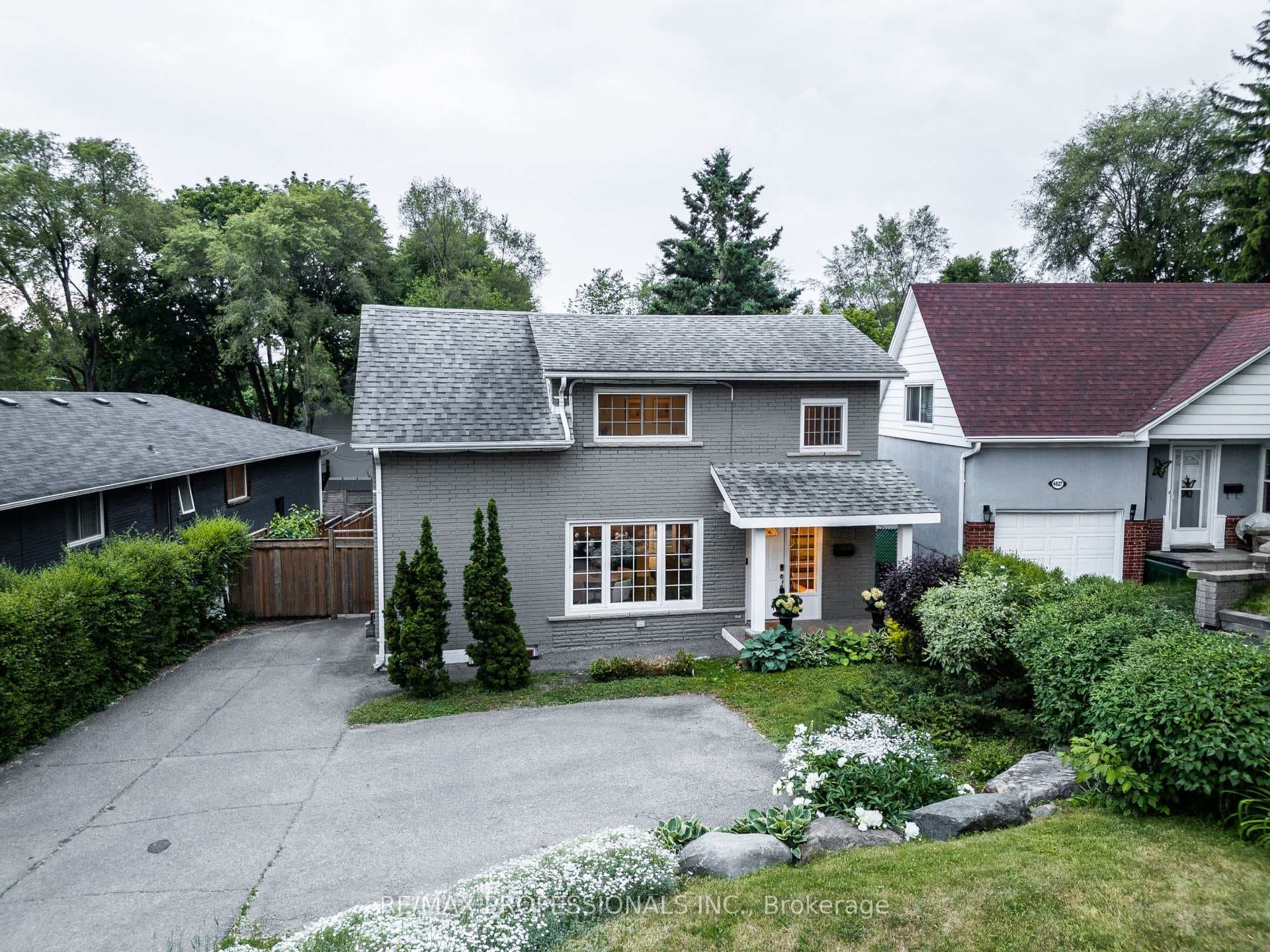 4625 Dundas Street photo 2