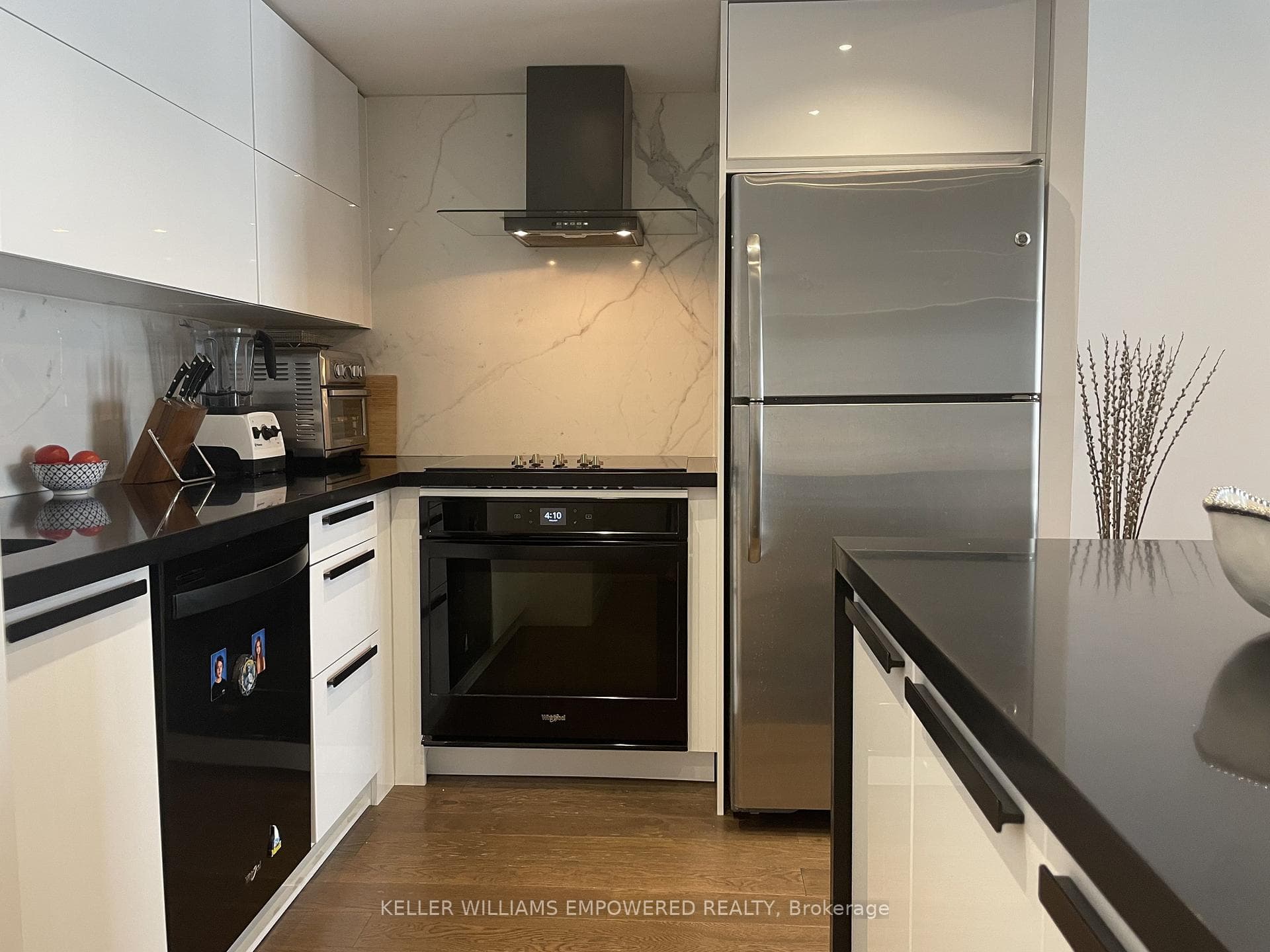 2091 Hurontario Street Unit 707 photo 3
