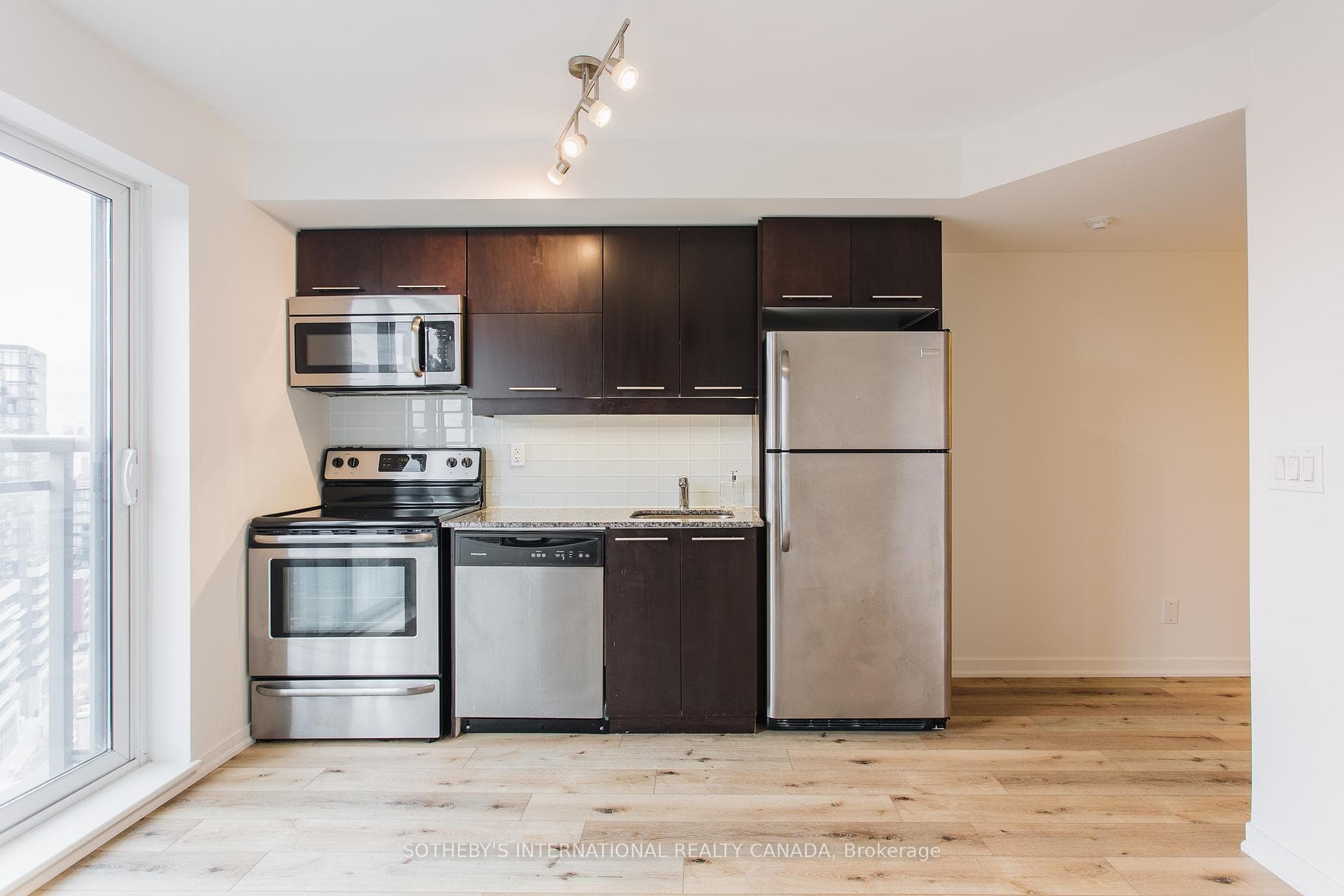 38 Joe Shuster Way Unit 1619 photo 2