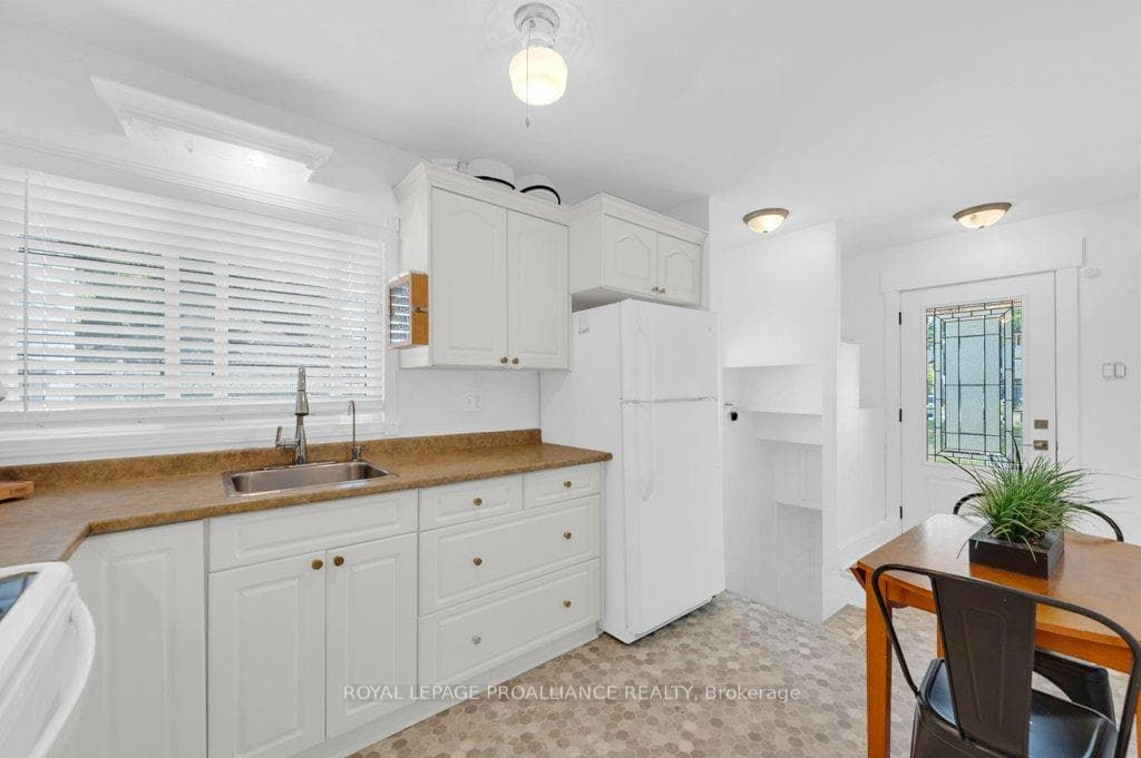 300 Dufferin Avenue photo 14