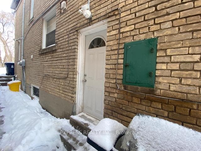 1334 Avenue Road Unit Lower photo 2