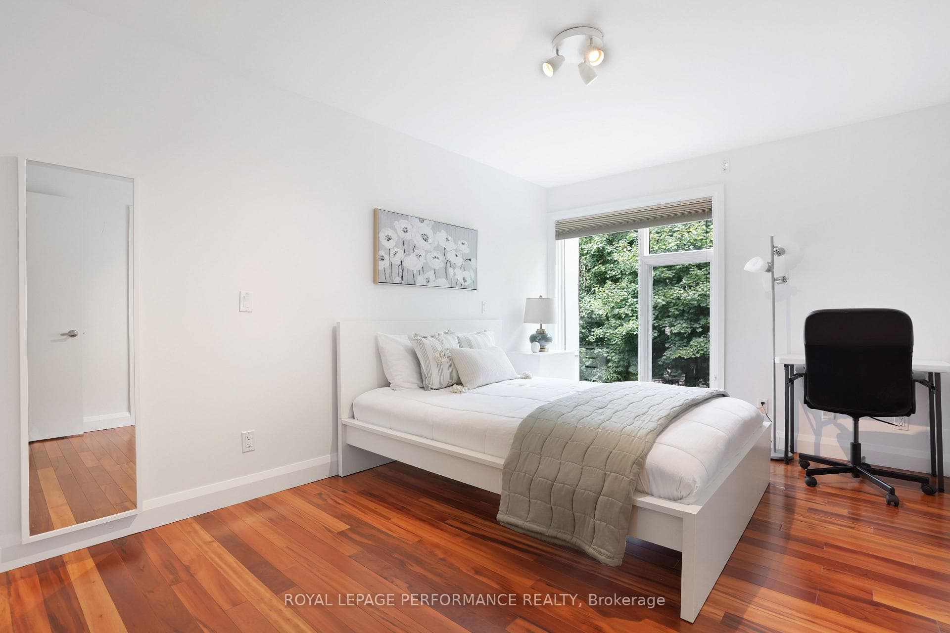 2029 Cabot Street photo 31