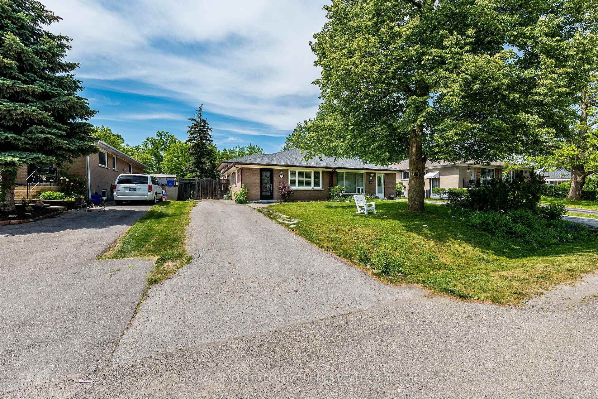 1274 Redbank Crescent photo 2