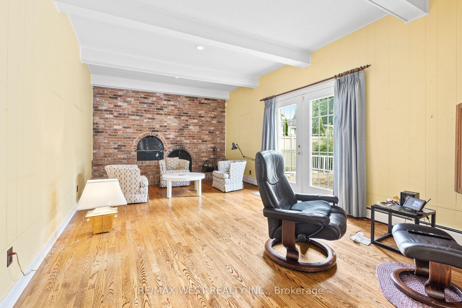 1758 Rhodes Crescent photo 7