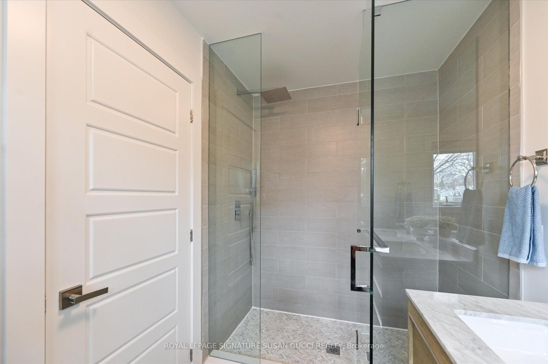 Oversized shower in ensuite