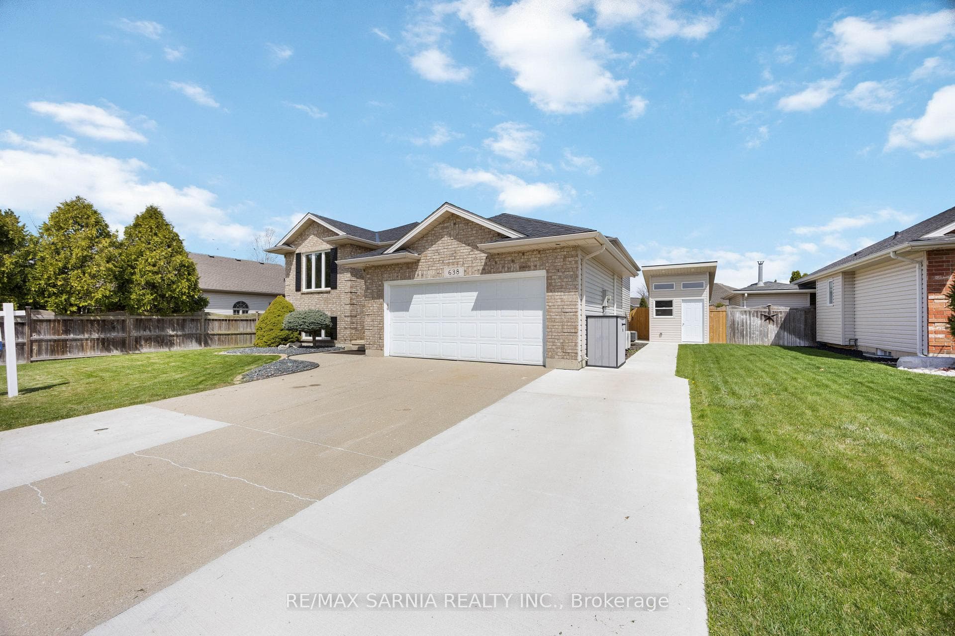 638 Bentinck Drive photo 2