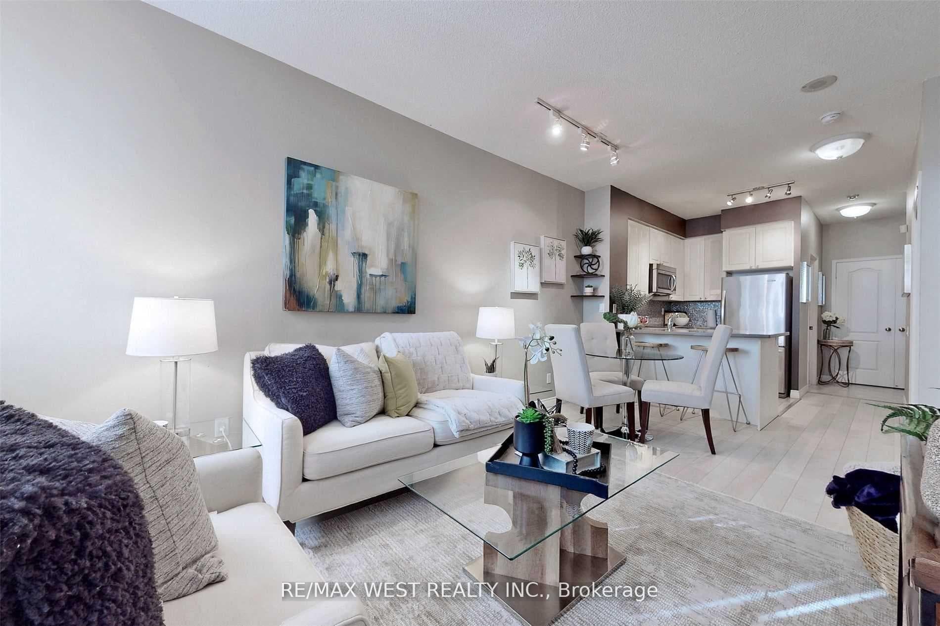 555 Yonge Street Unit 604 photo 4