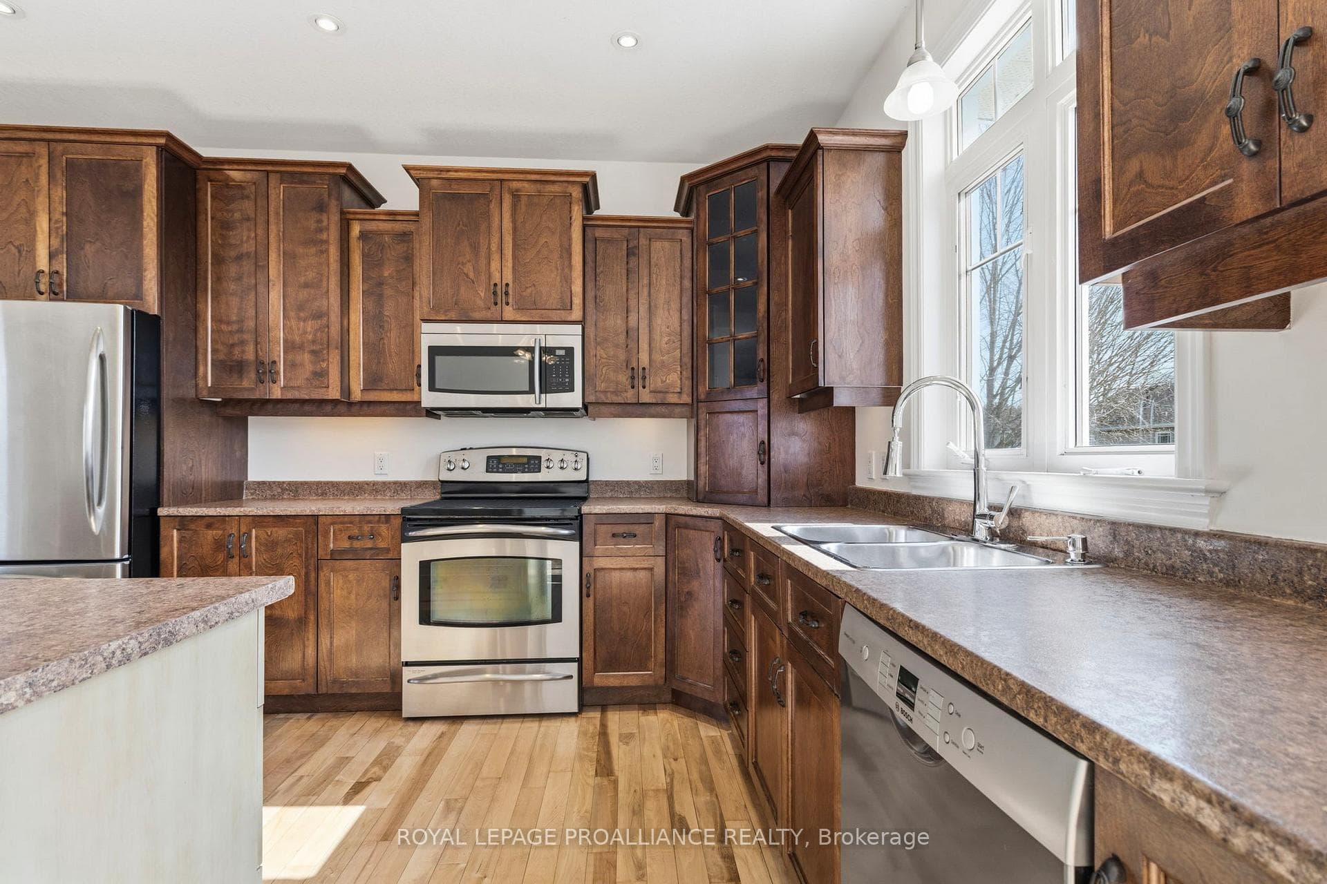 403 Brock Street photo 13