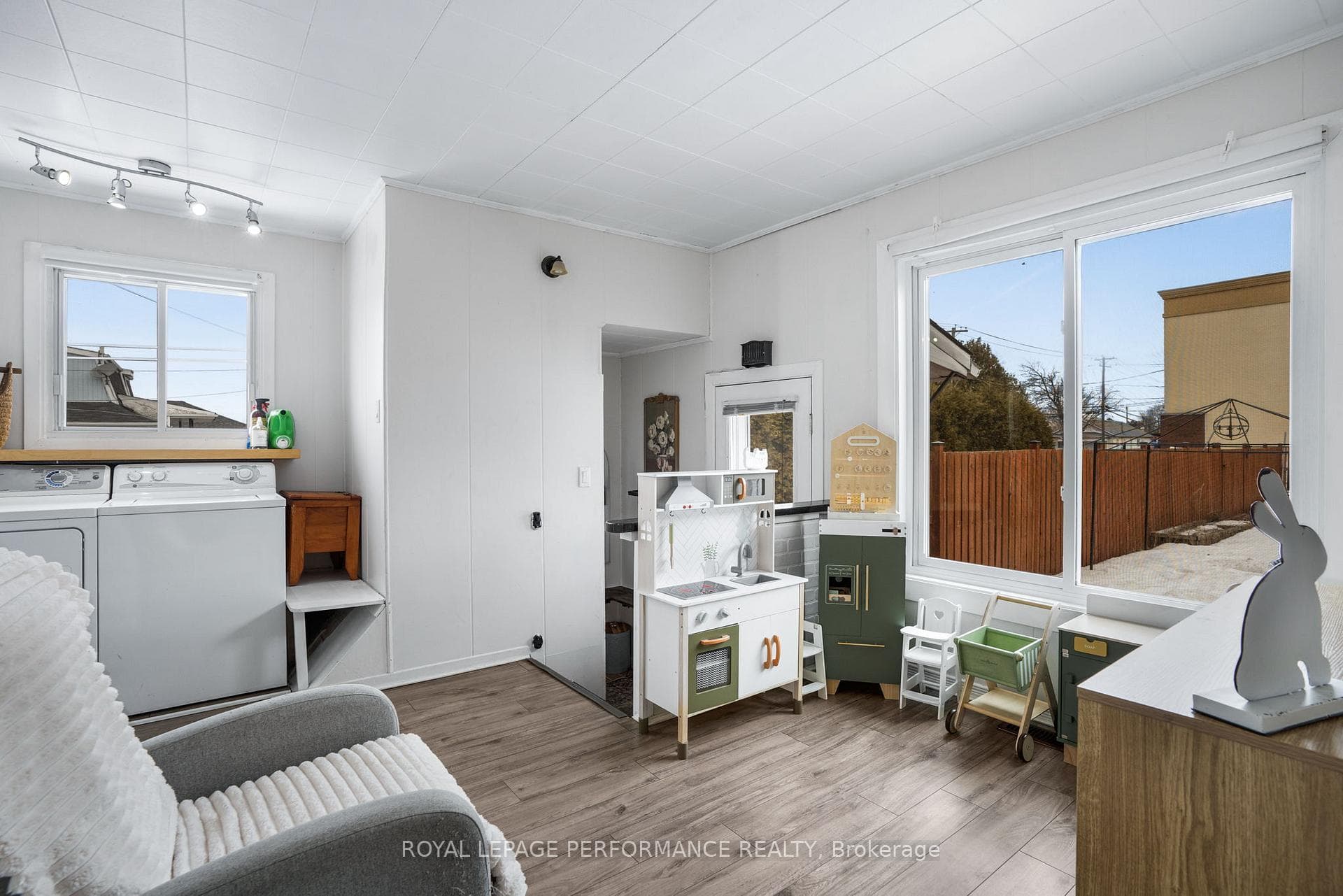 403 Catherine Street photo 15