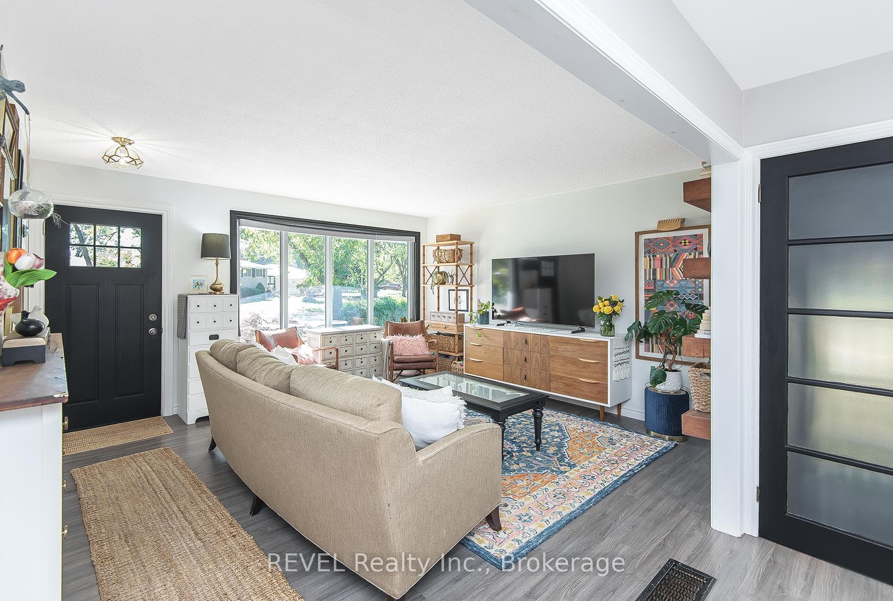 lots of natural light from big front window