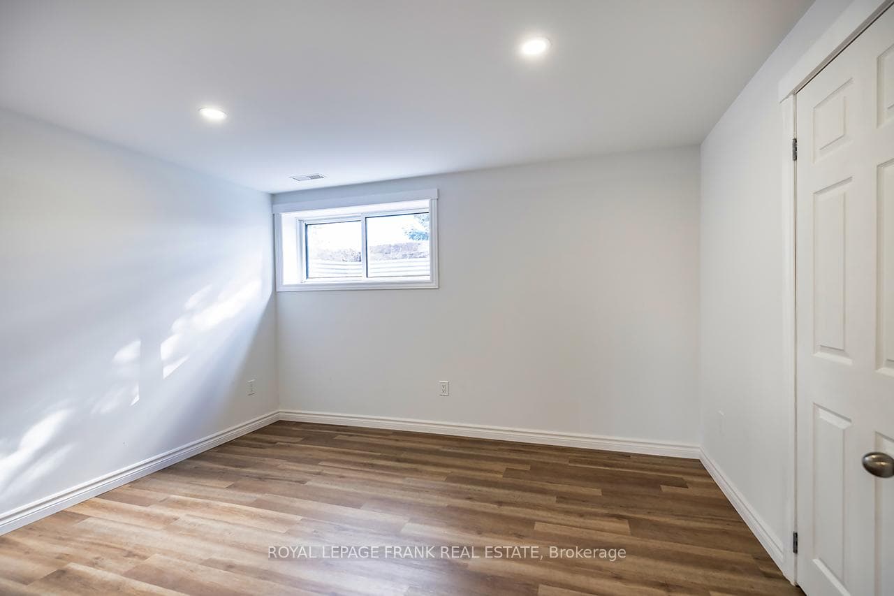 1695 Scugog Street photo 32