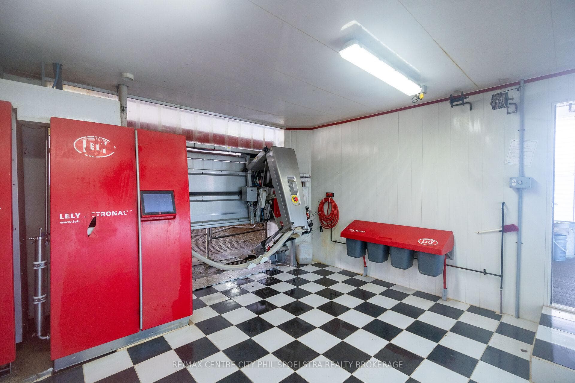 8548 Wellington Road photo 11