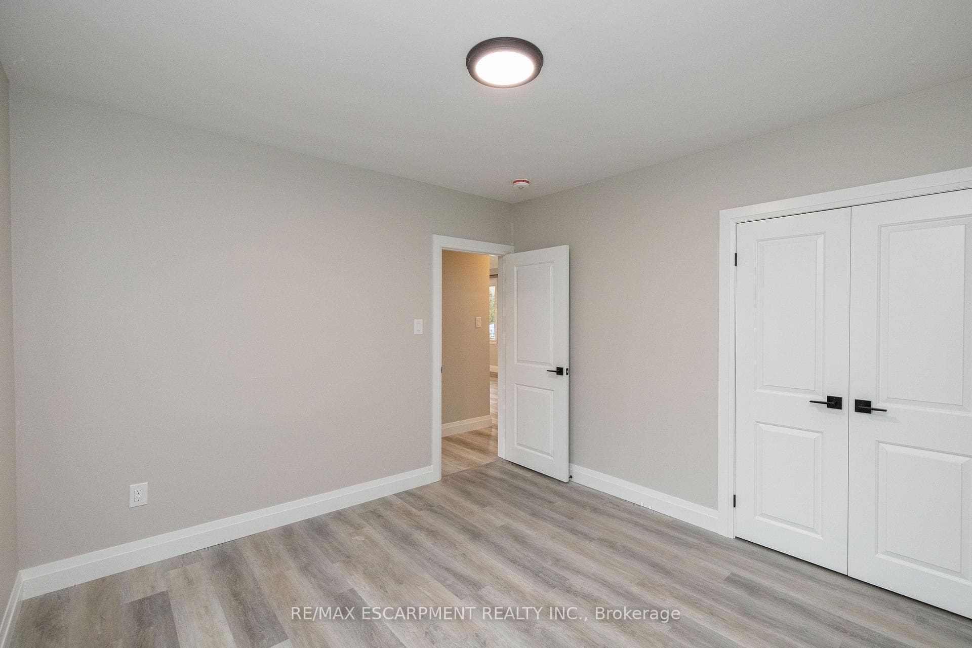 402 Third Line photo 29