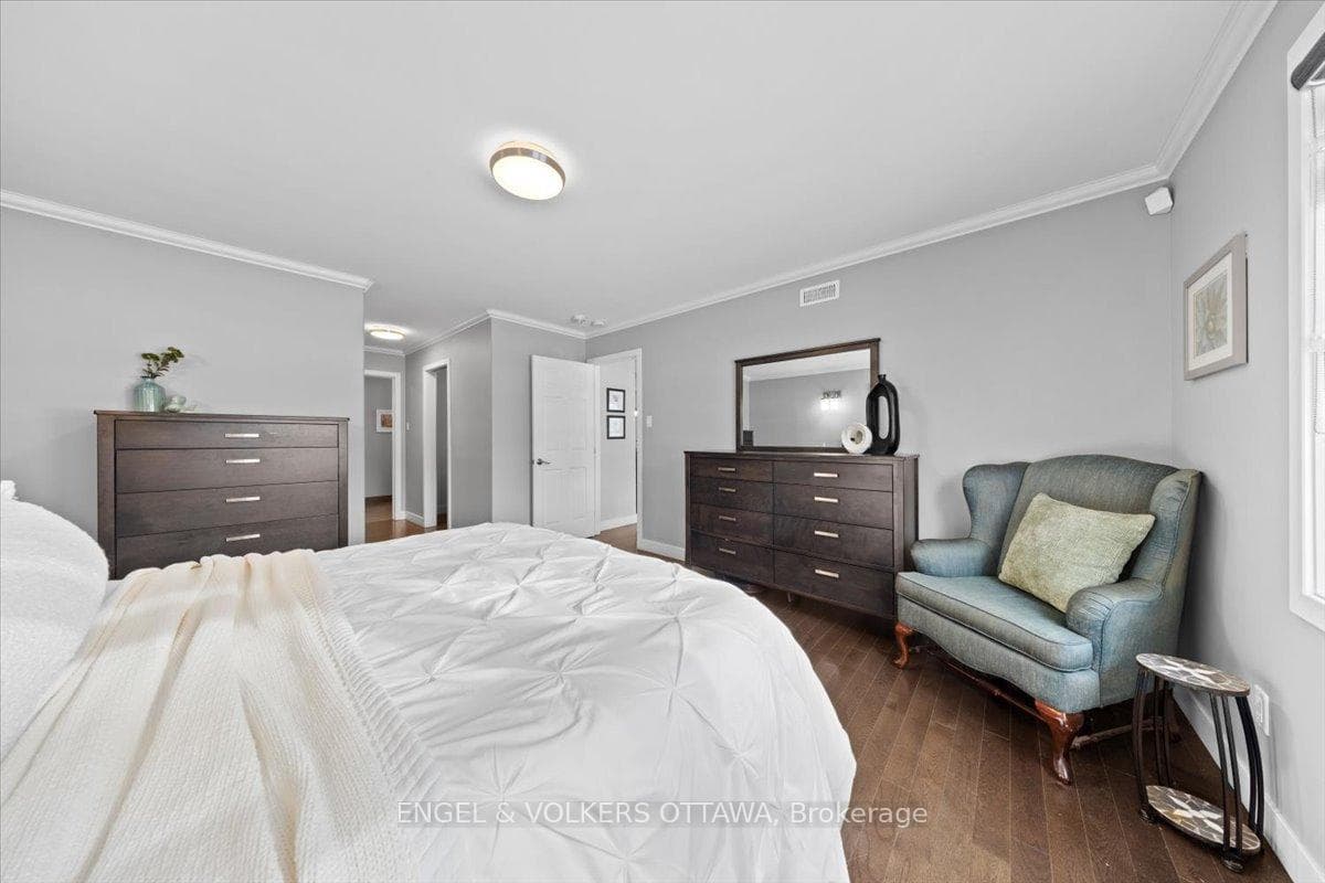 1005 Gold Crescent photo 16