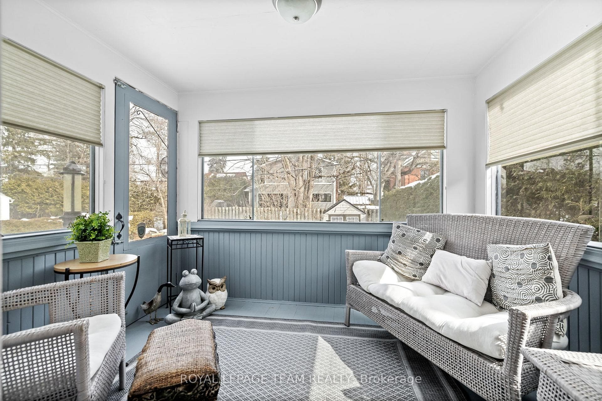 Screened in porch off the dining room.