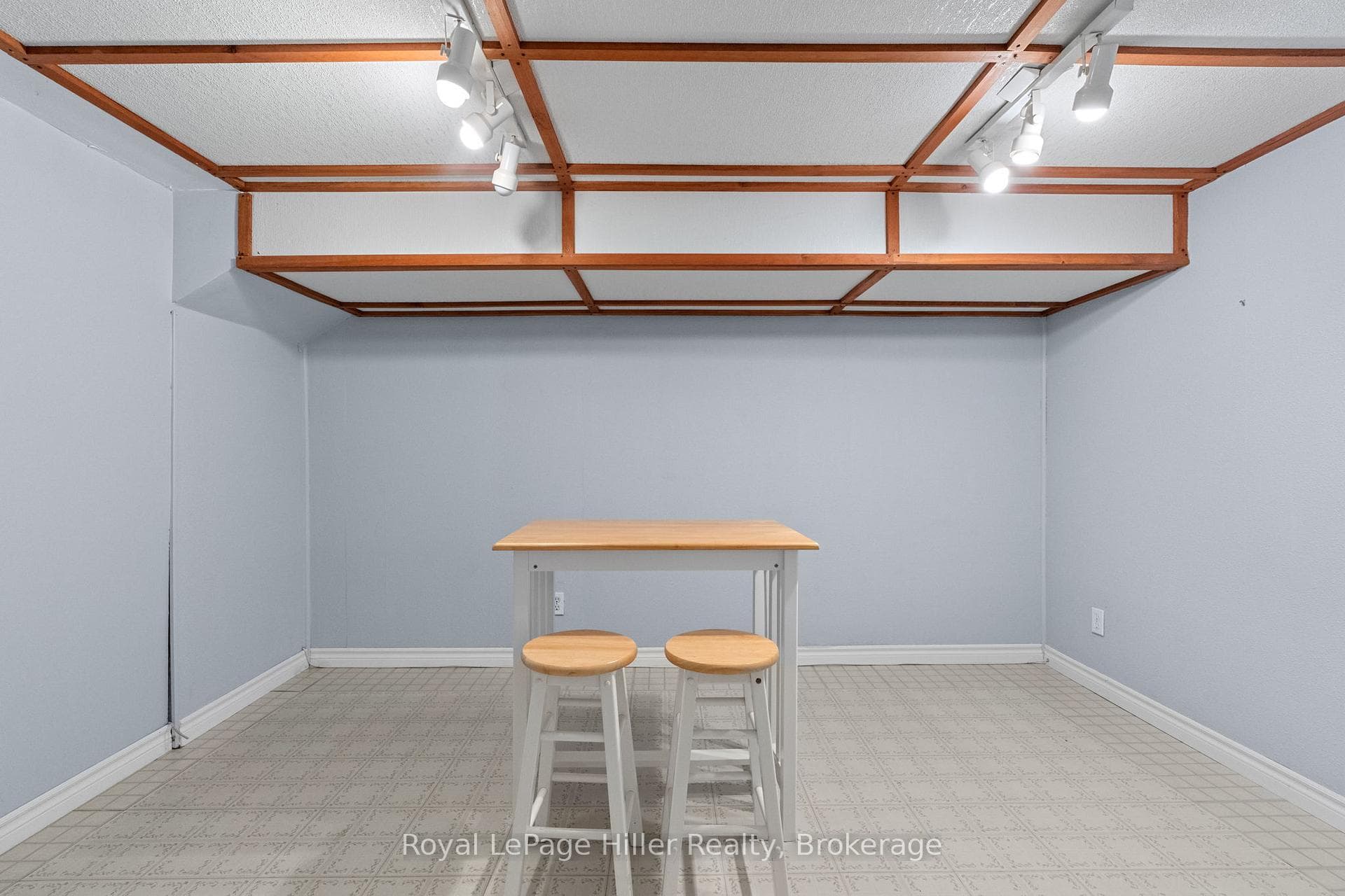 248 Redford Crescent photo 32