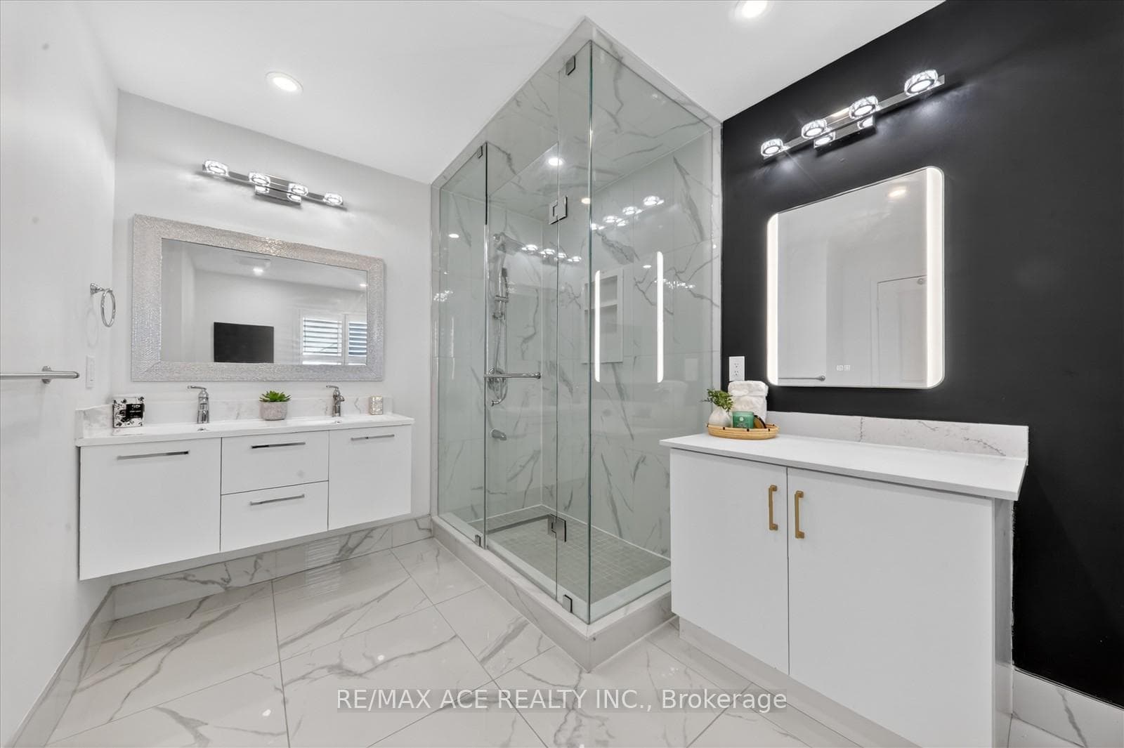 WASHROOM/MASTER BEDROOM