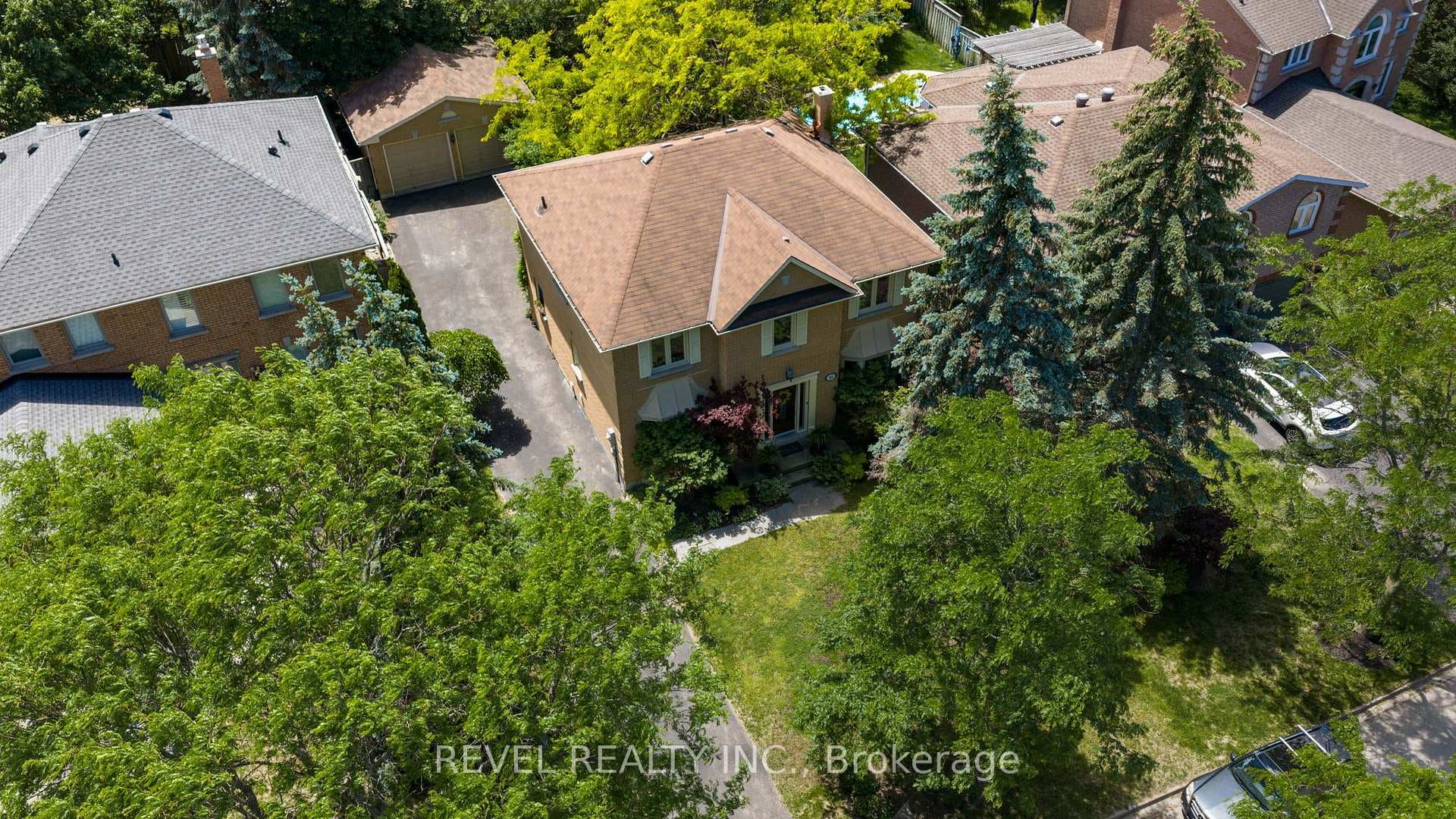 33 Falling Brook Drive photo 2