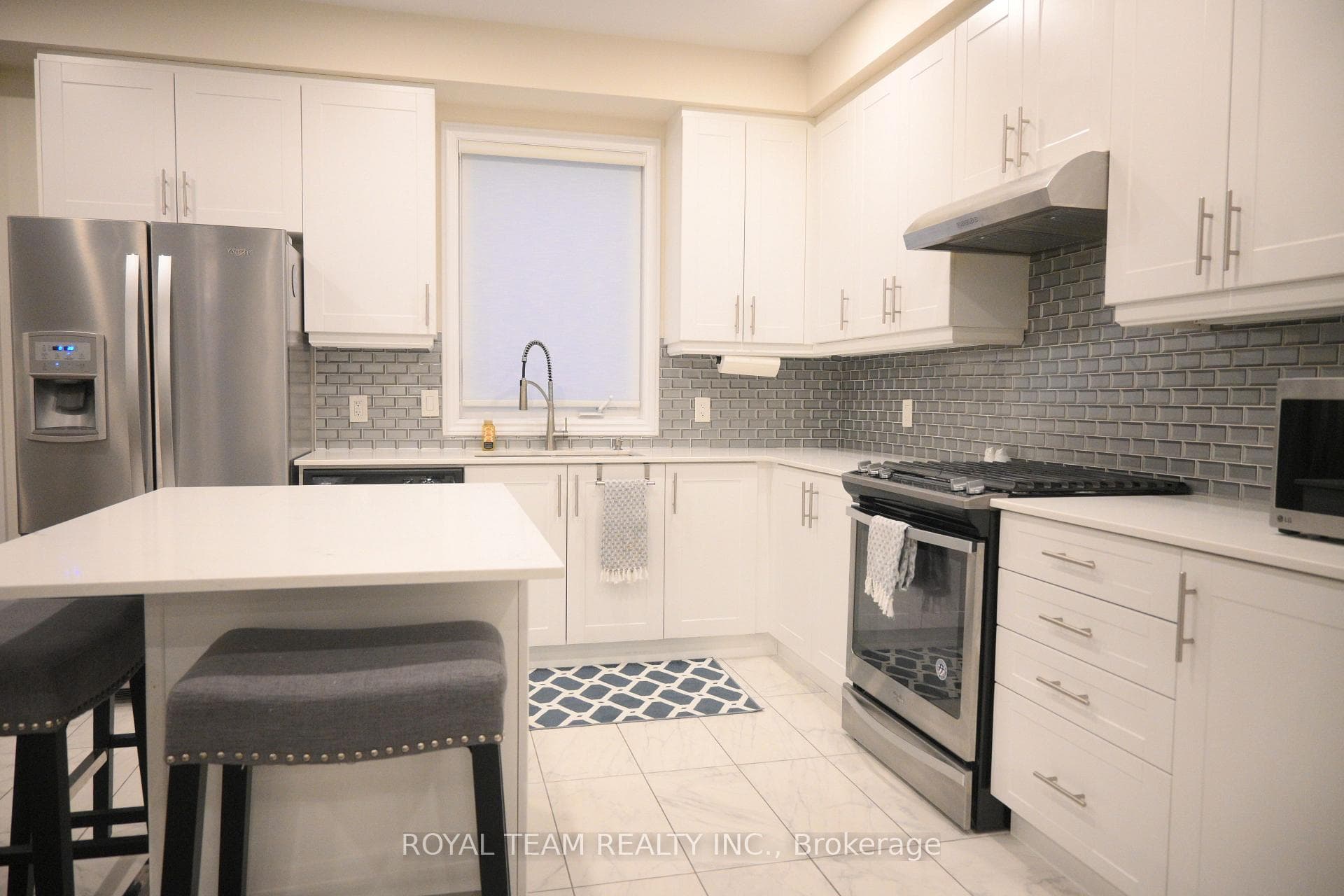 450 Rita's Avenue photo 7