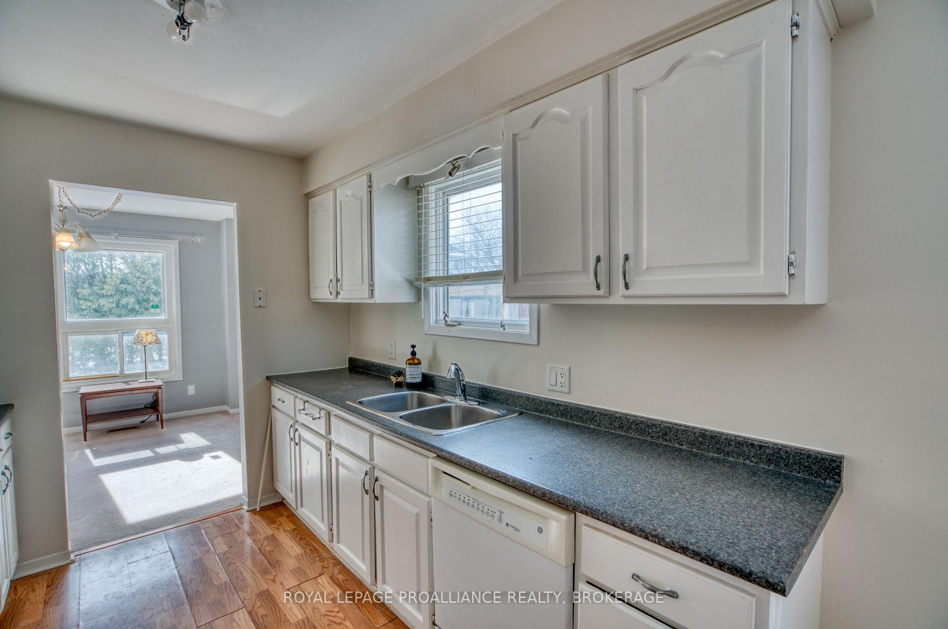937 Killarney Crescent photo 11