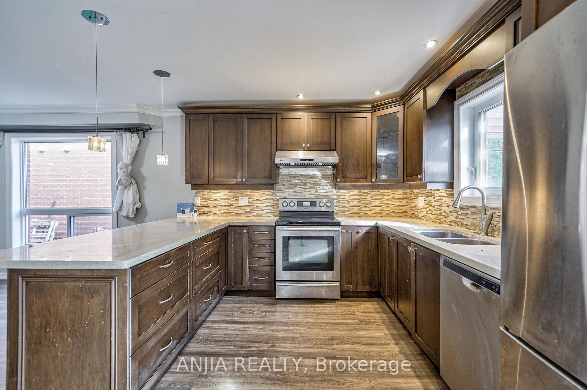 5 Holmes Crescent photo 13