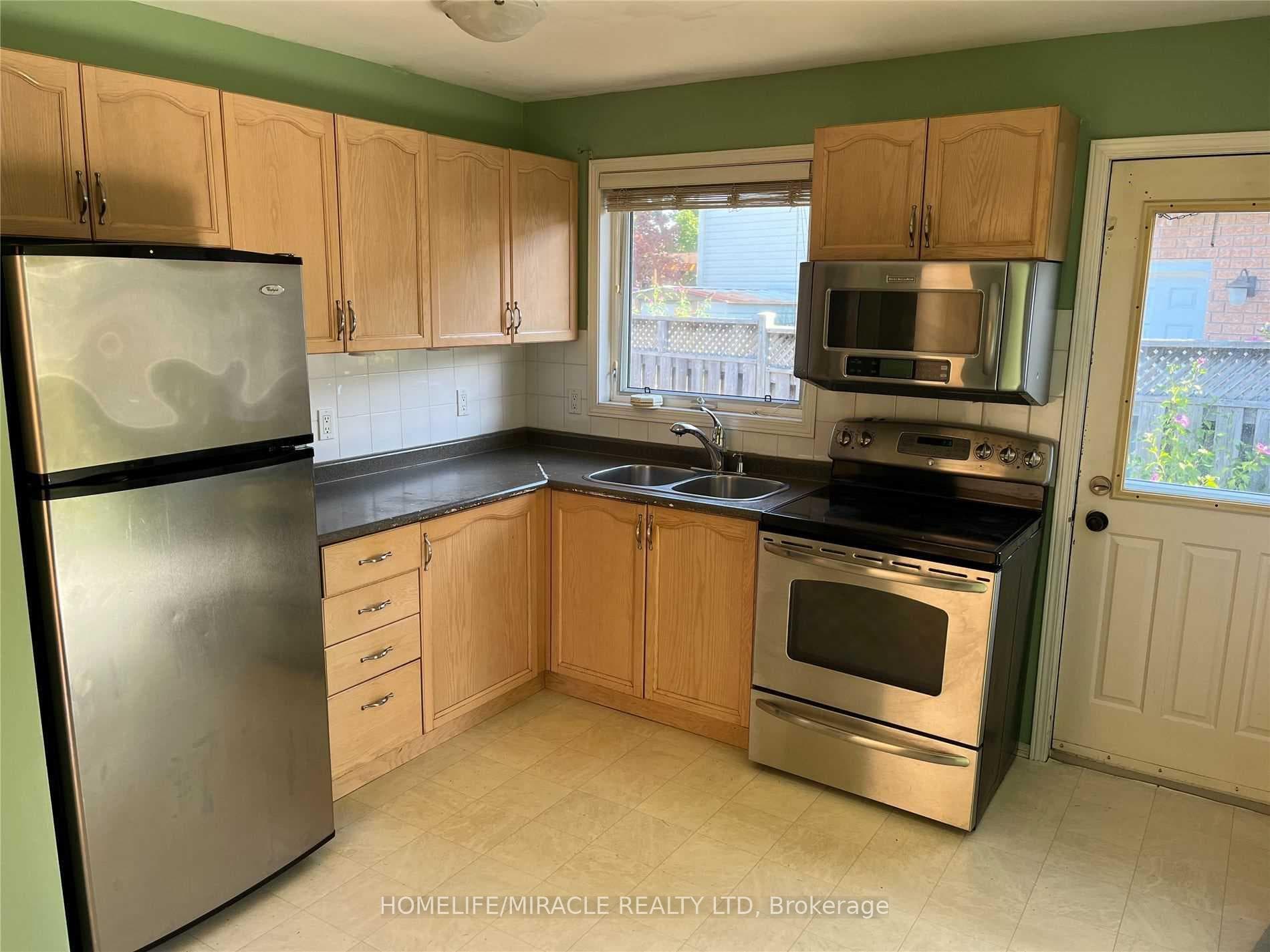 38 Featherwood Crescent photo 12