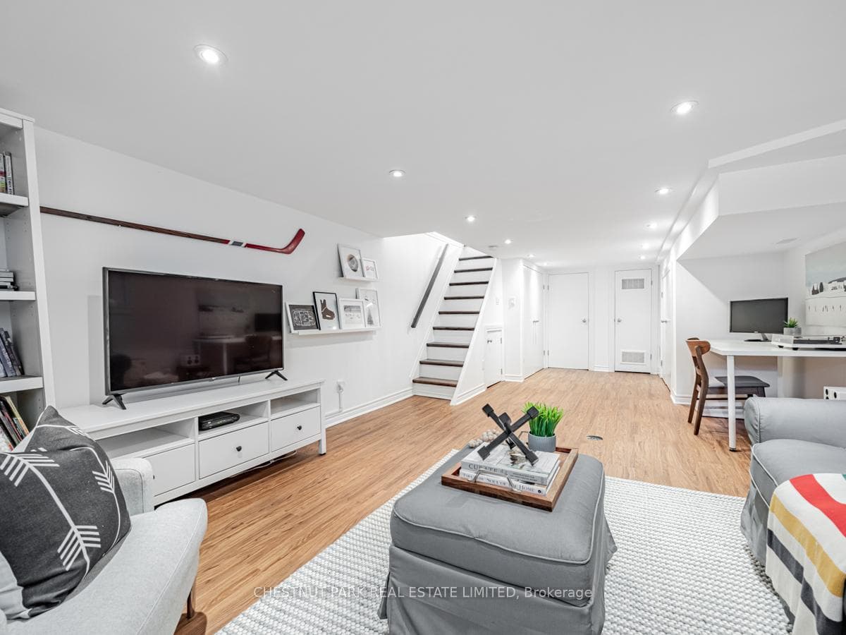 615 Soudan Avenue photo 24